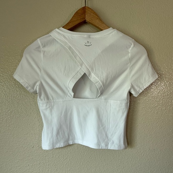 Beyond Yoga White Fitted Crop T-Shirt - Picture 4 of 6